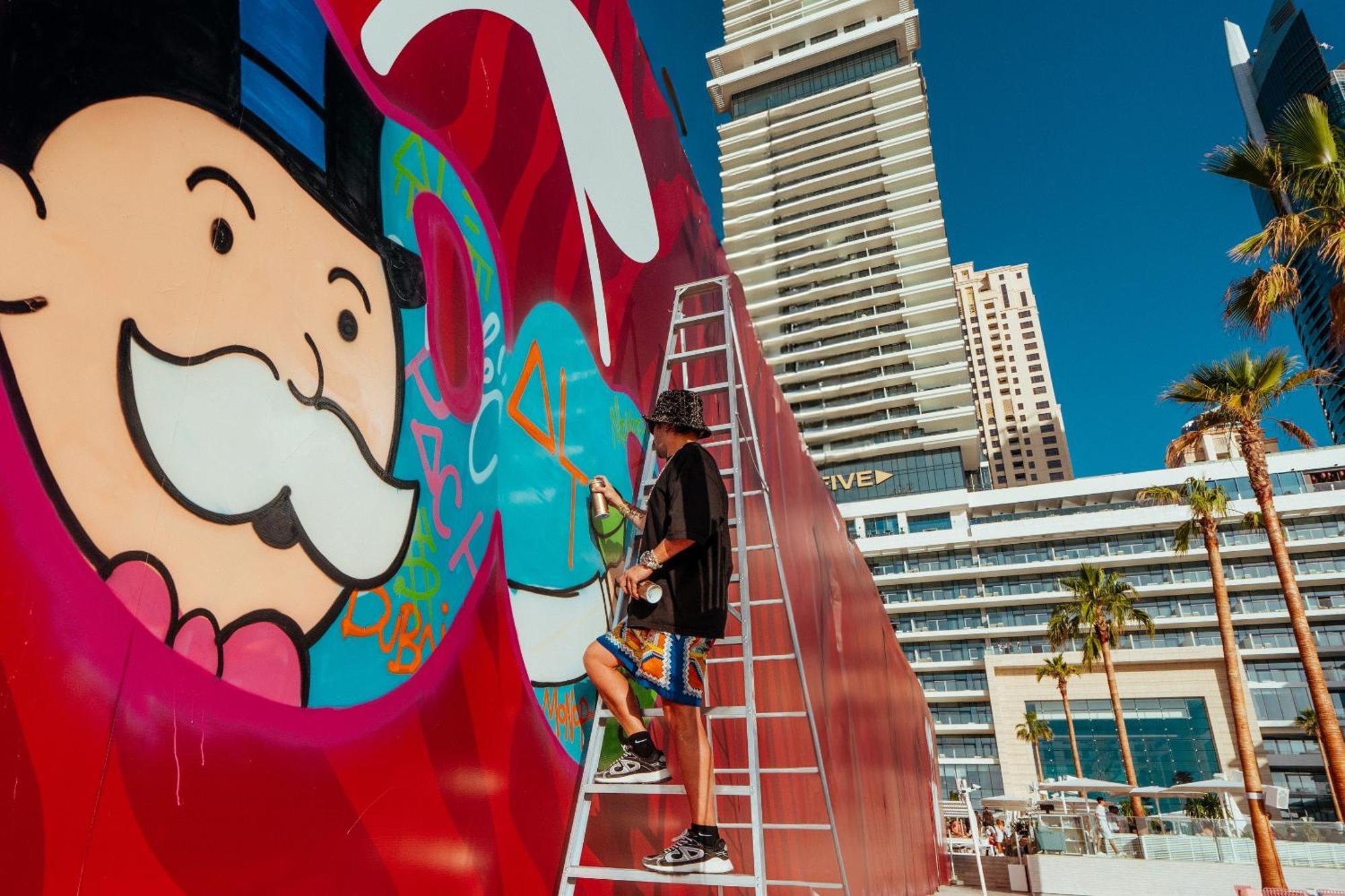 Five Luxe Hotel Dubai Bagian luar foto Artist working on a mural at the MGM Grand