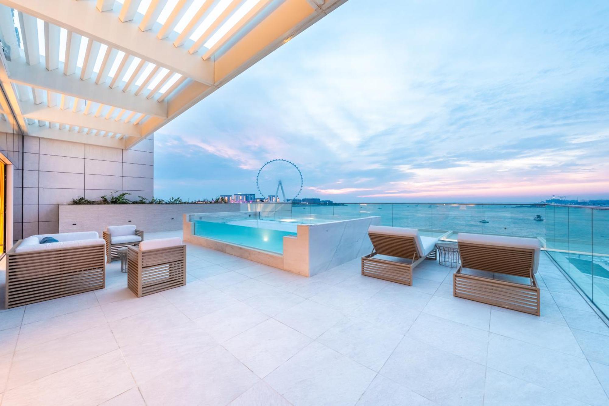 Five Luxe Hotel Dubai Bagian luar foto The rooftop pool at the hotel