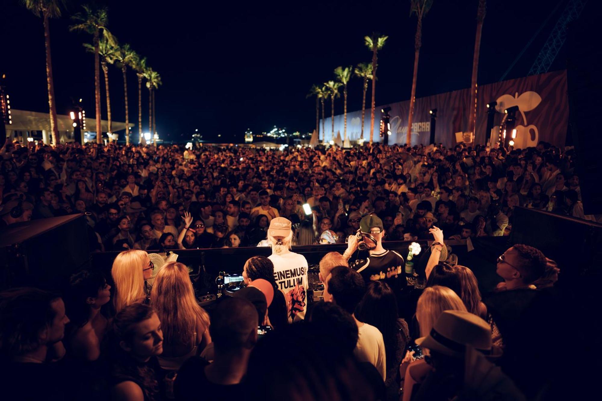 Five Luxe Hotel Dubai Bagian luar foto The crowd at the 2014 edition of the festival