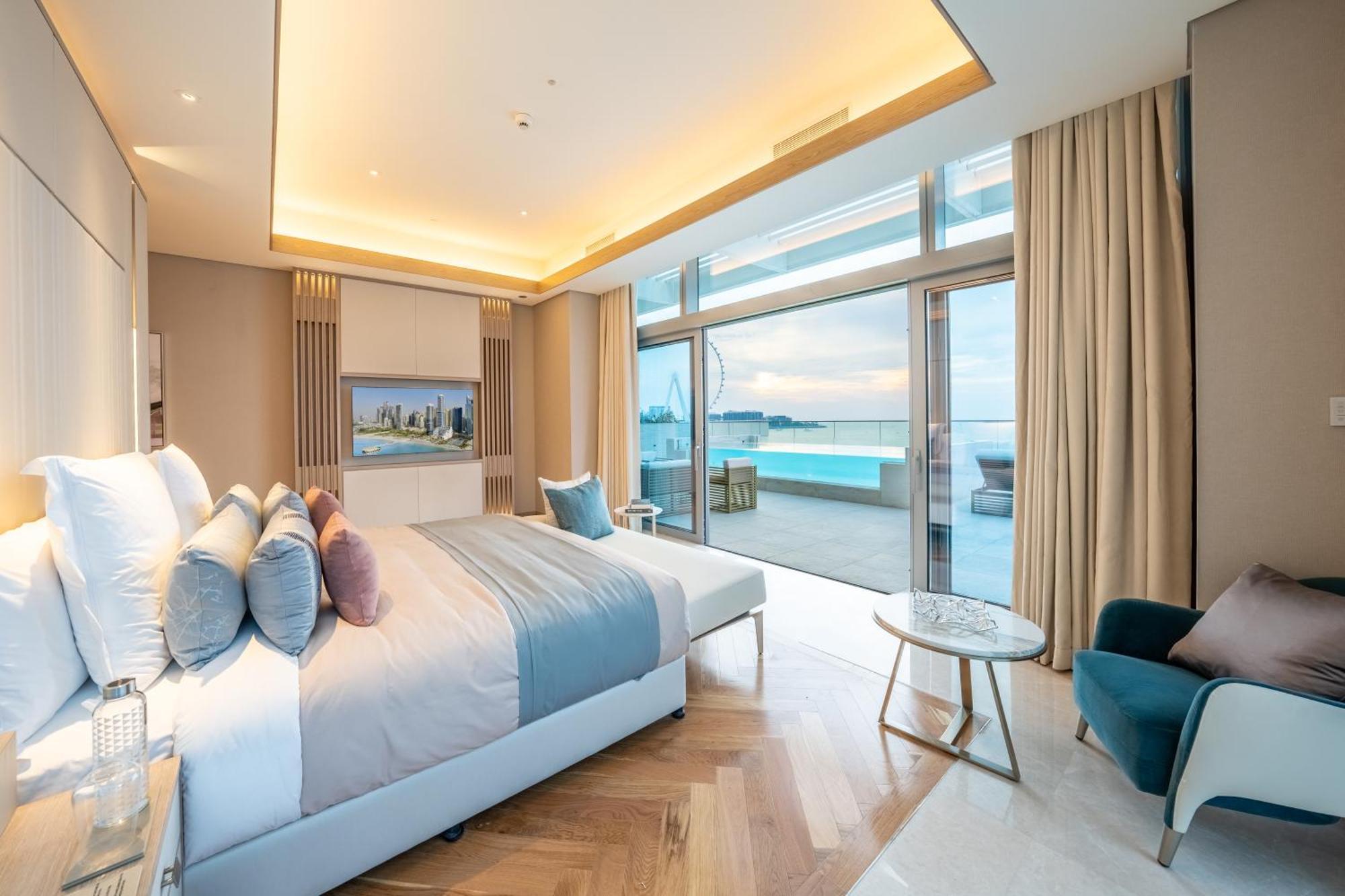 Five Luxe Hotel Dubai Bagian luar foto A bedroom at the hotel