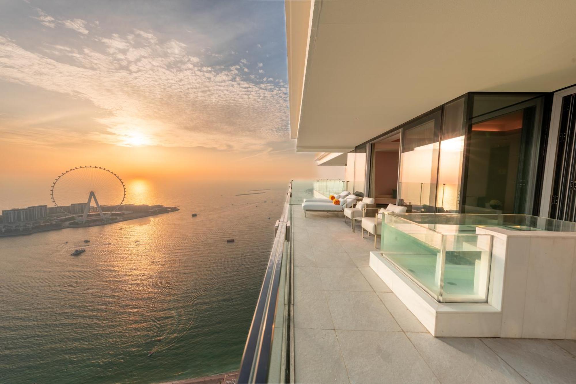Five Luxe Hotel Dubai Bagian luar foto View of the Dubai Marina from the balcony of a Jumeirah at the Beach apartment