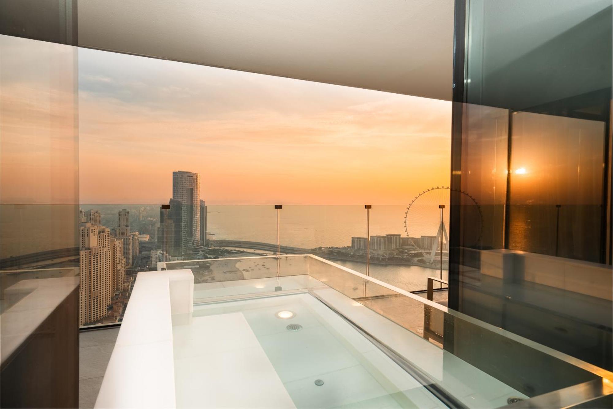 Five Luxe Hotel Dubai Bagian luar foto The view from the bathroom of a suite at the Marina Bay Sands