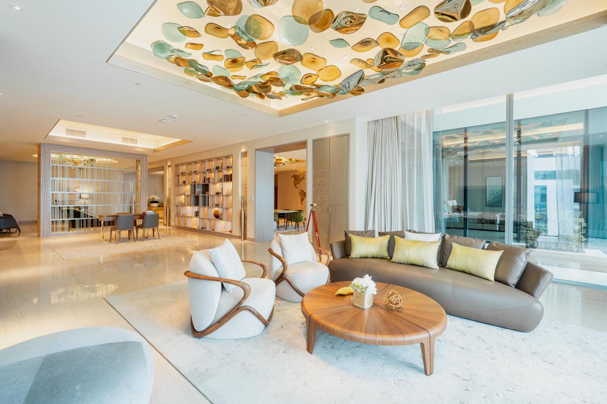 Five Luxe Hotel Dubai Bagian luar foto The living room of a three-bedroom penthouse