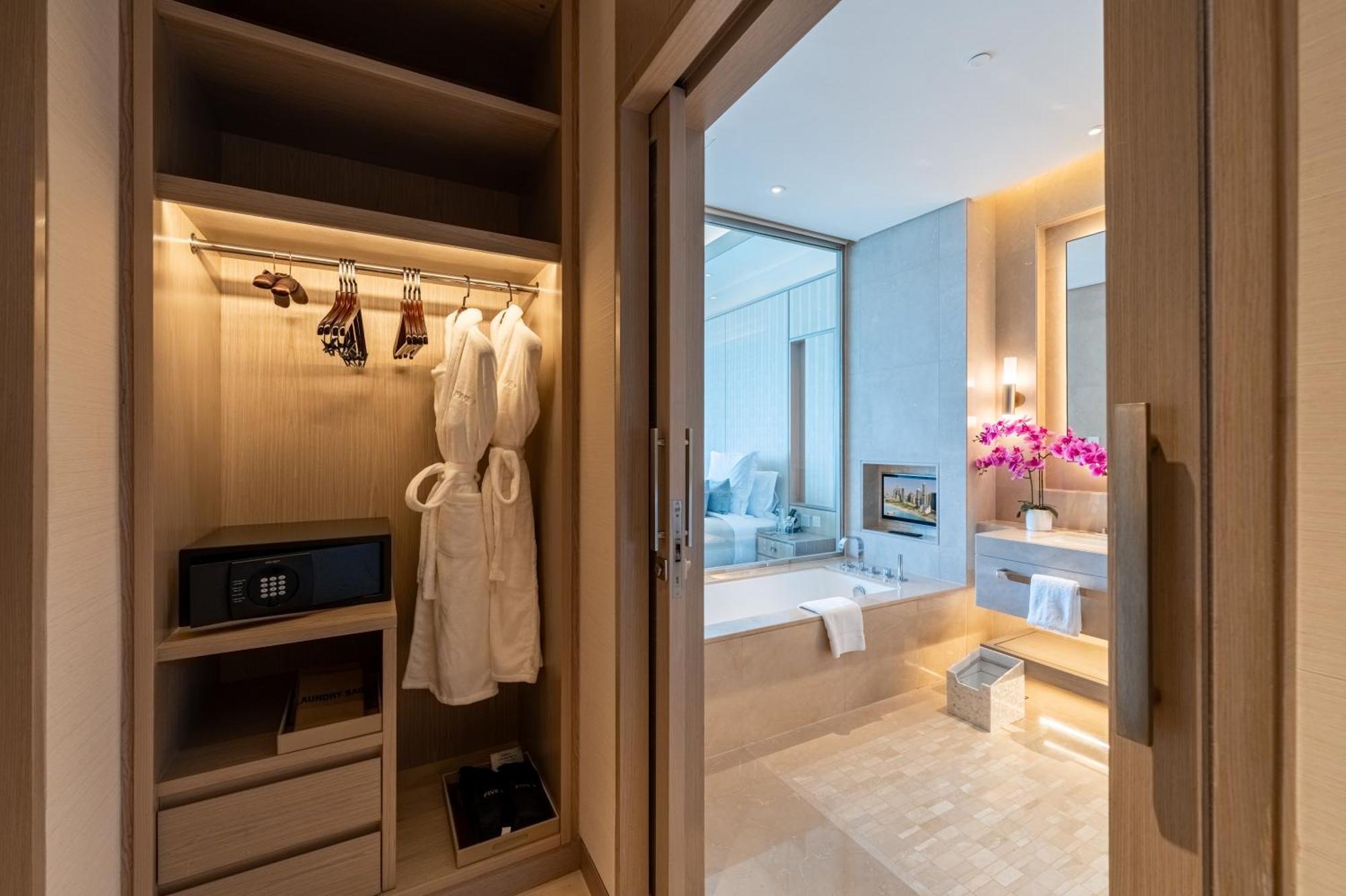 Five Luxe Hotel Dubai Bagian luar foto Bathroom