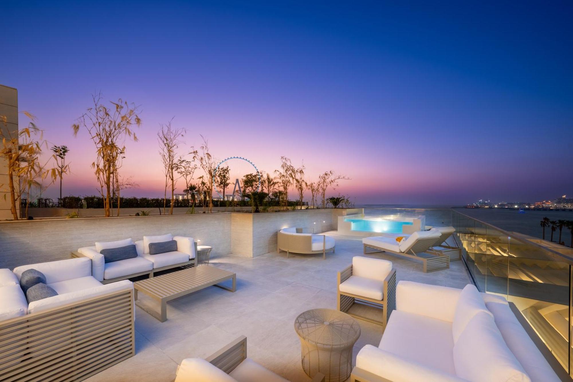 Five Luxe Hotel Dubai Bagian luar foto Rooftop pool at the Westin