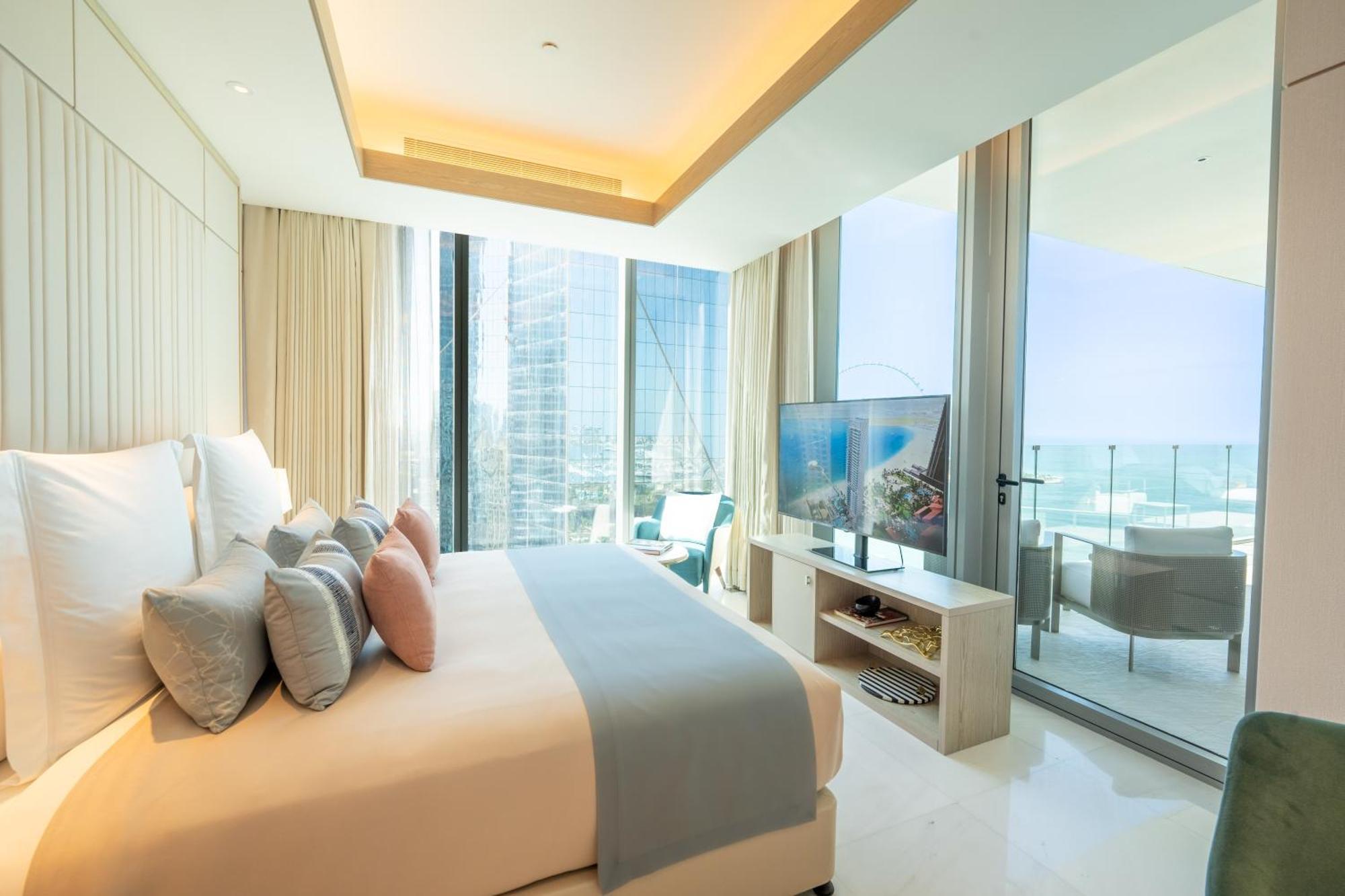 Five Luxe Hotel Dubai Bagian luar foto A bedroom at the Ritz-Carlton, Maldives