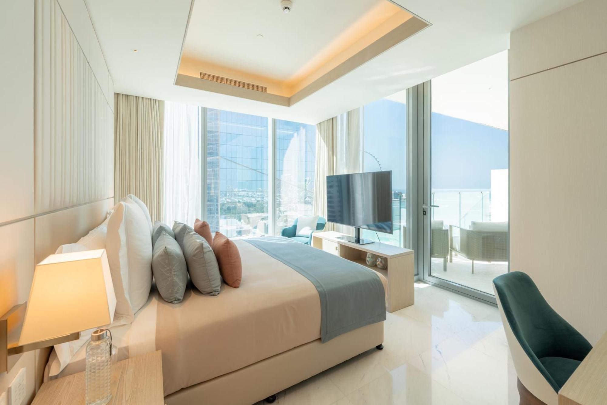Five Luxe Hotel Dubai Bagian luar foto A bedroom at the hotel