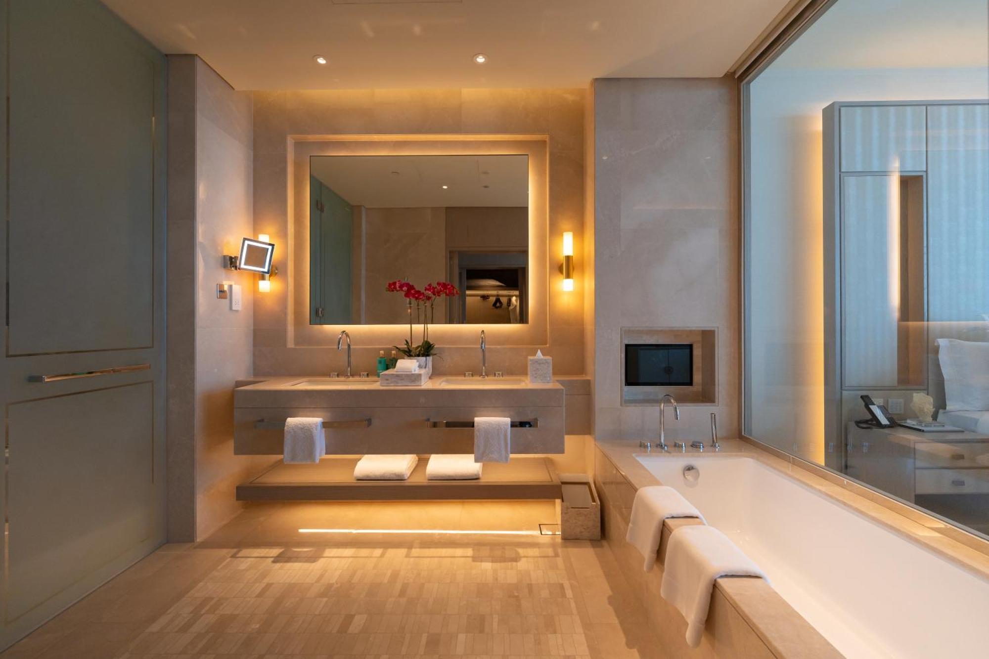 Five Luxe Hotel Dubai Bagian luar foto Bathroom