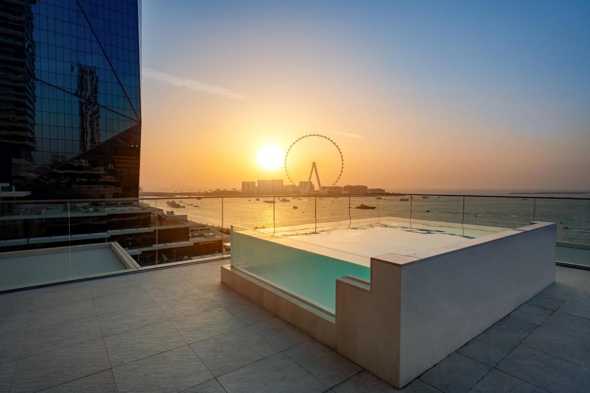 Five Luxe Hotel Dubai Bagian luar foto View of the Dubai Eye from the Address Sky Pool