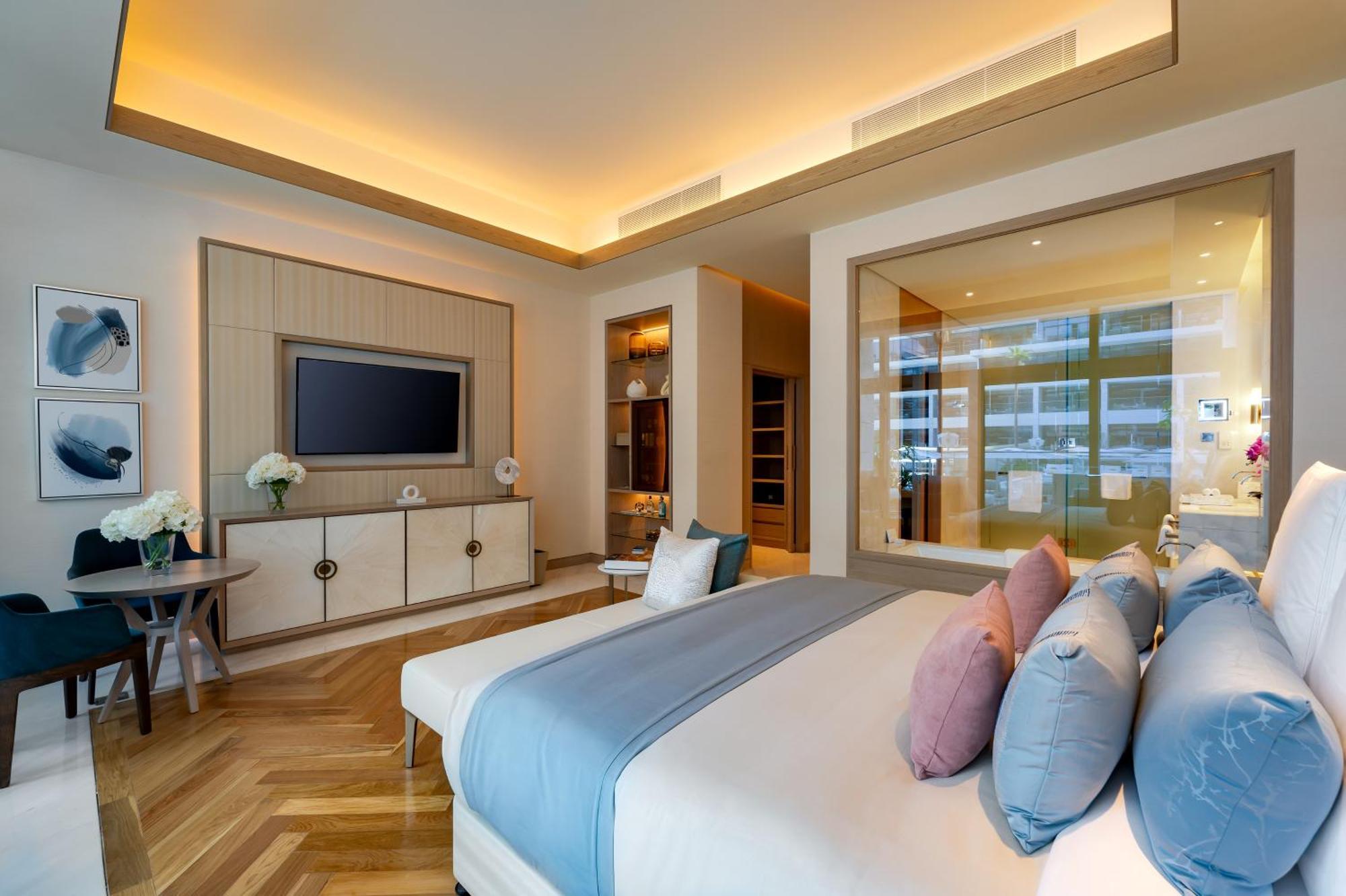 Five Luxe Hotel Dubai Bagian luar foto A bedroom at the hotel