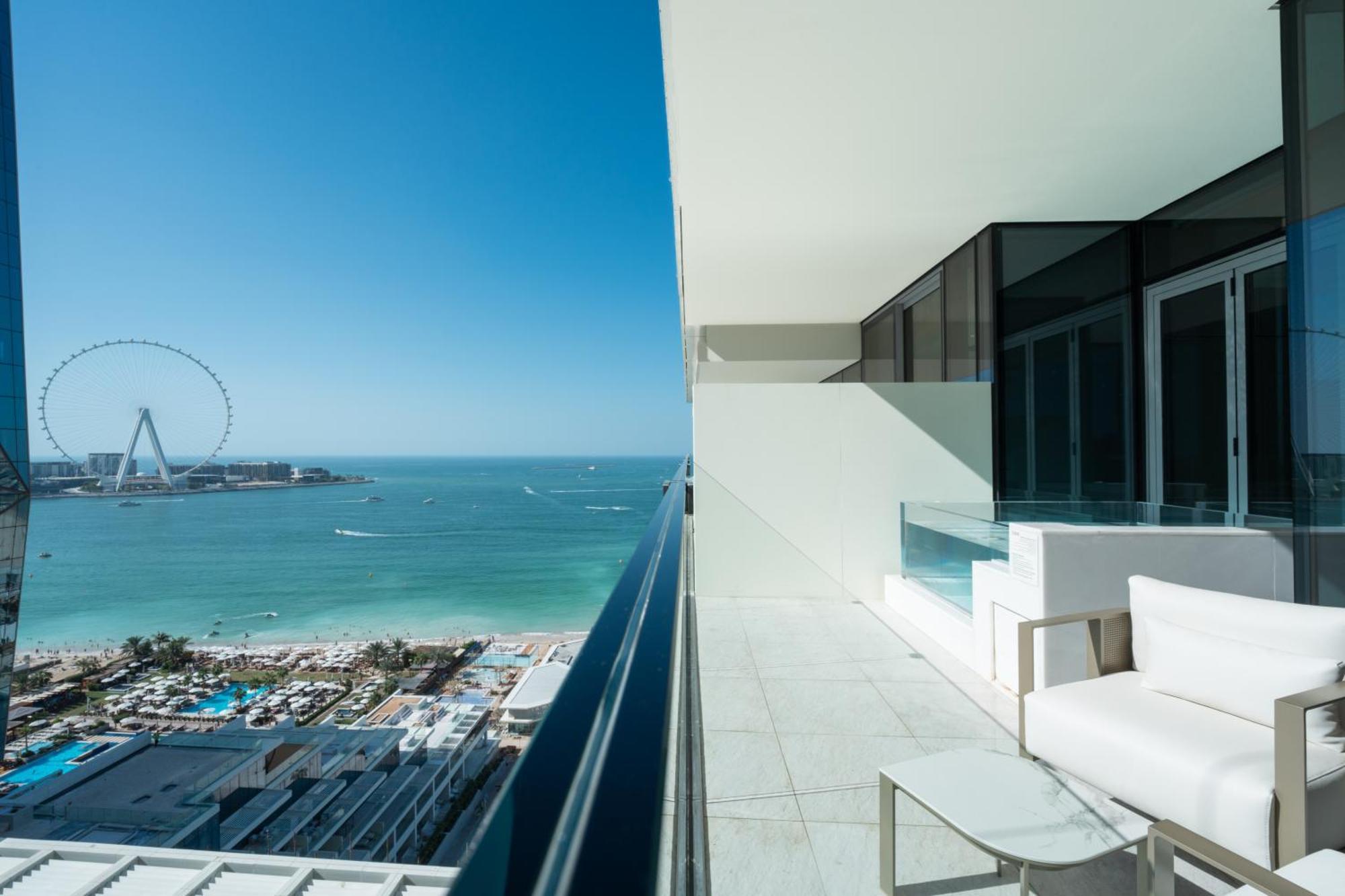 Five Luxe Hotel Dubai Bagian luar foto View of the Palm Jumeirah from the balcony of a 2BR