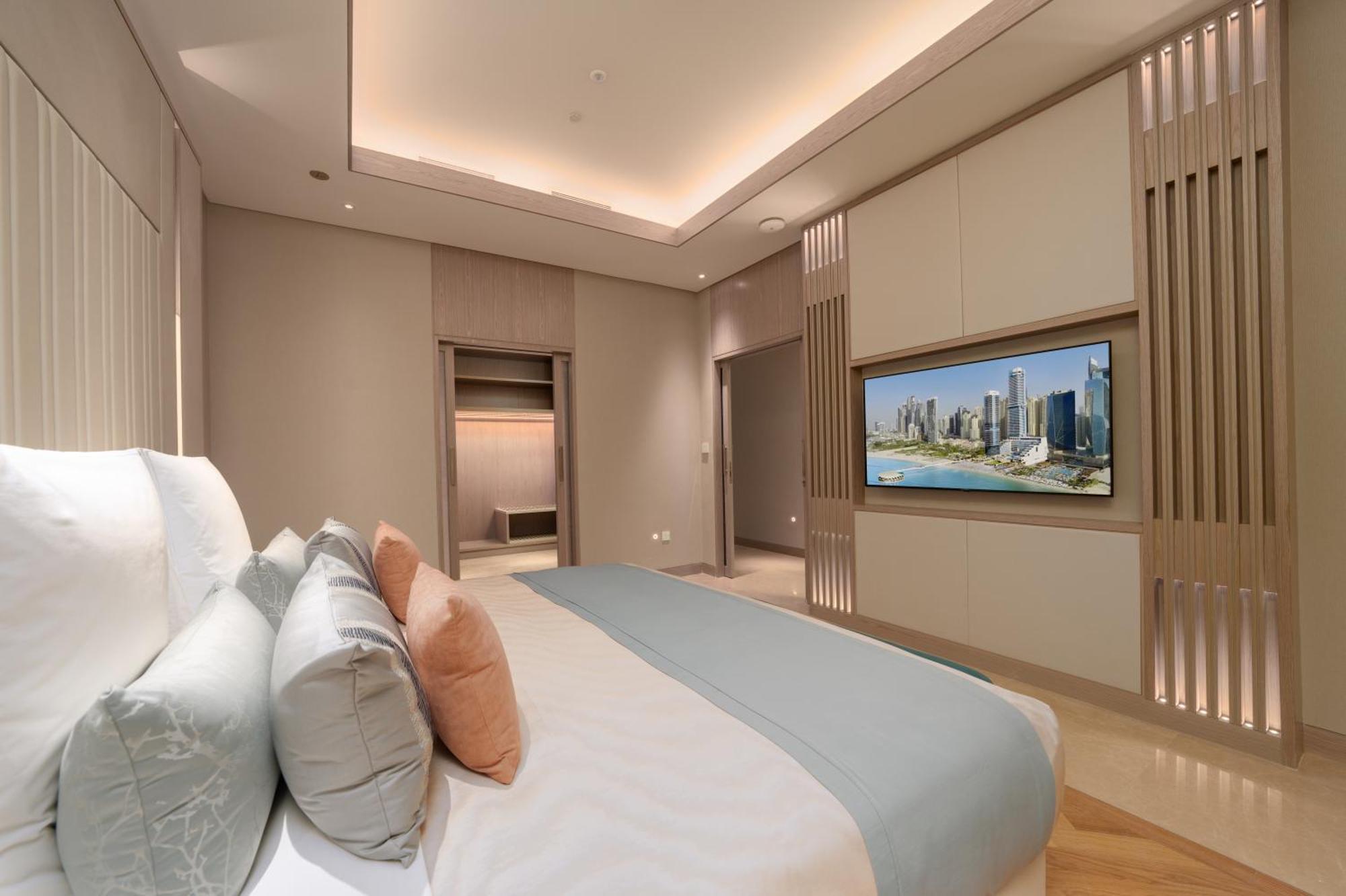Five Luxe Hotel Dubai Bagian luar foto A bedroom