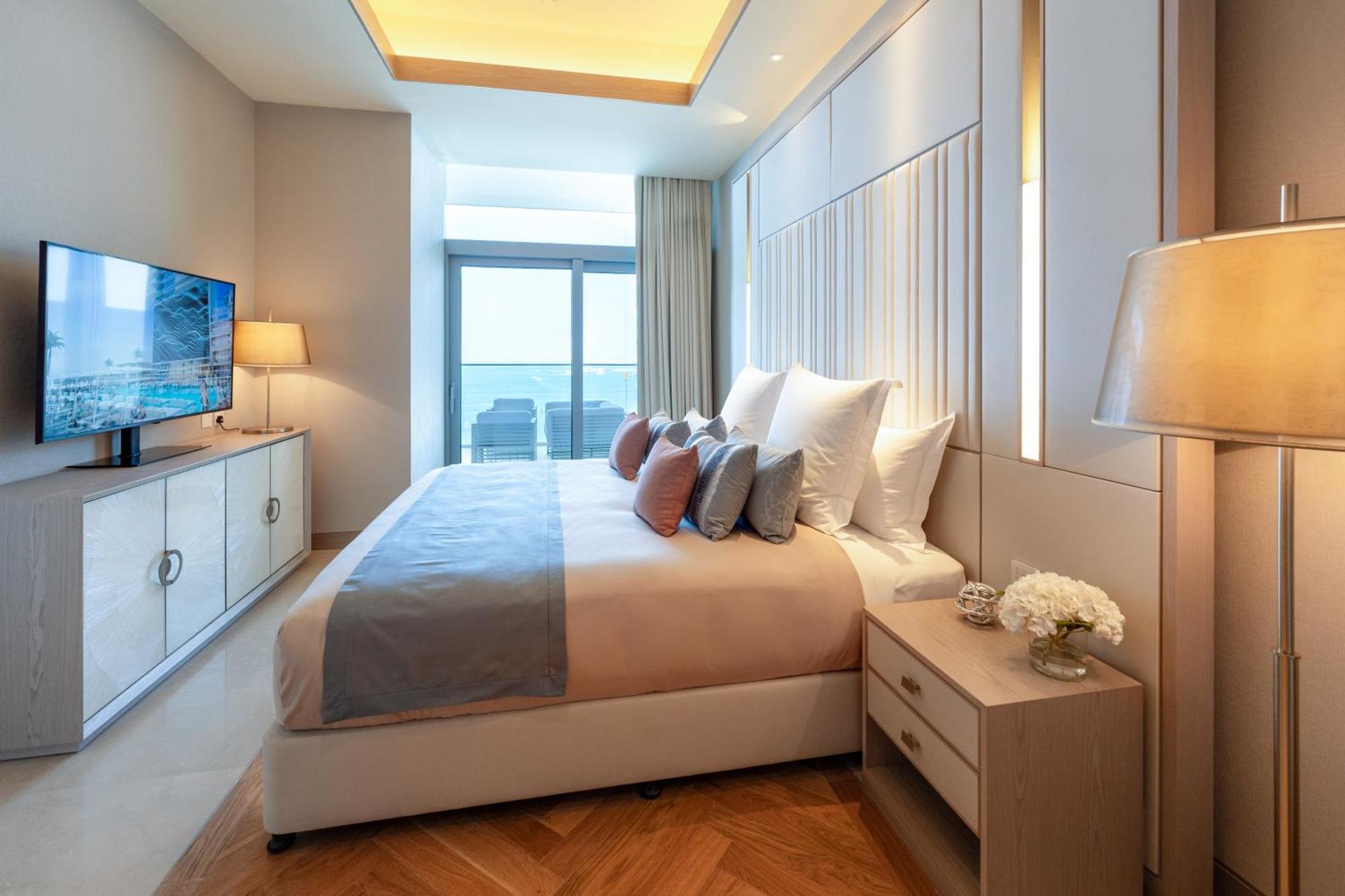 Five Luxe Hotel Dubai Bagian luar foto A bedroom at the hotel