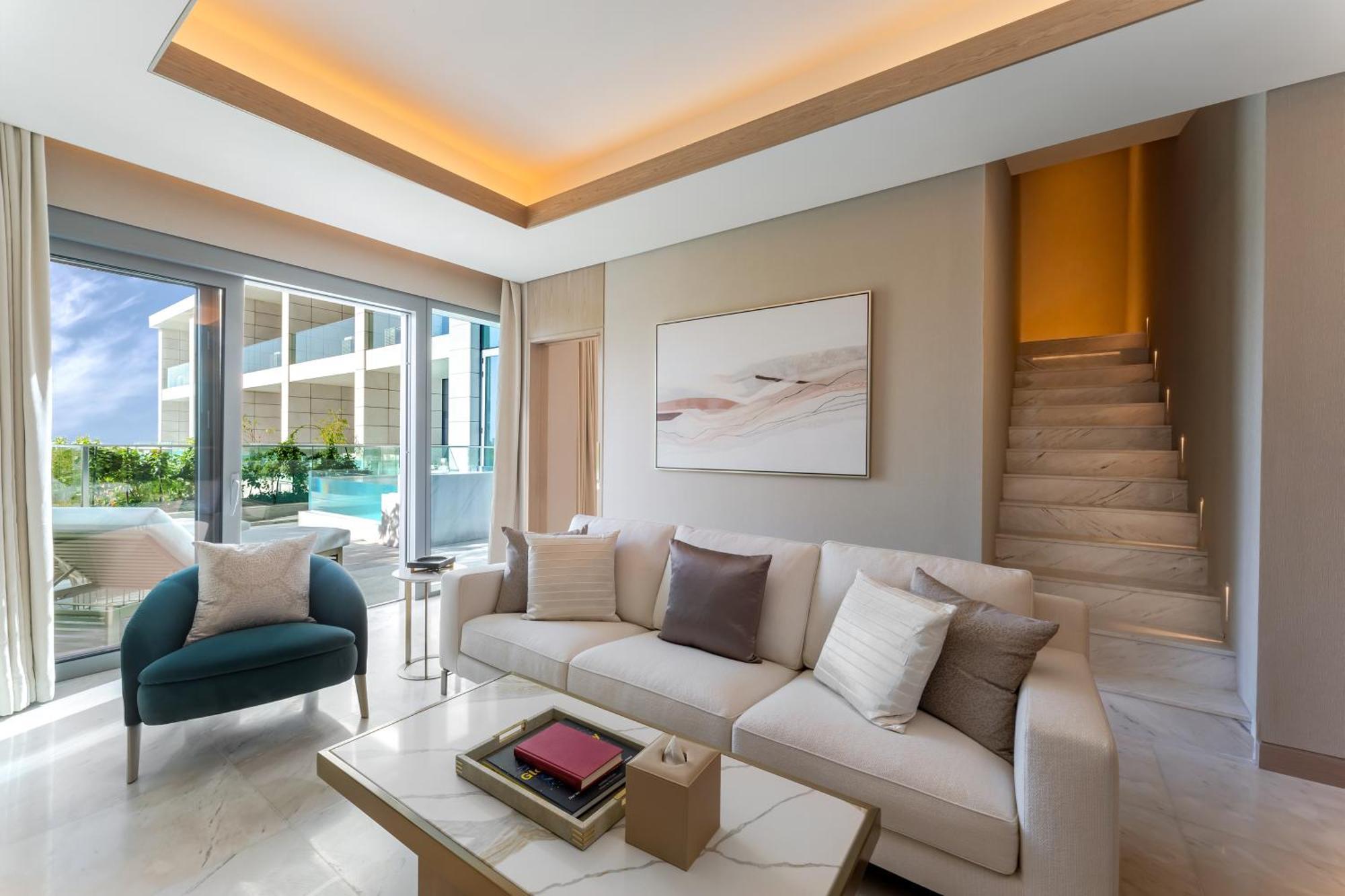 Five Luxe Hotel Dubai Bagian luar foto Living room