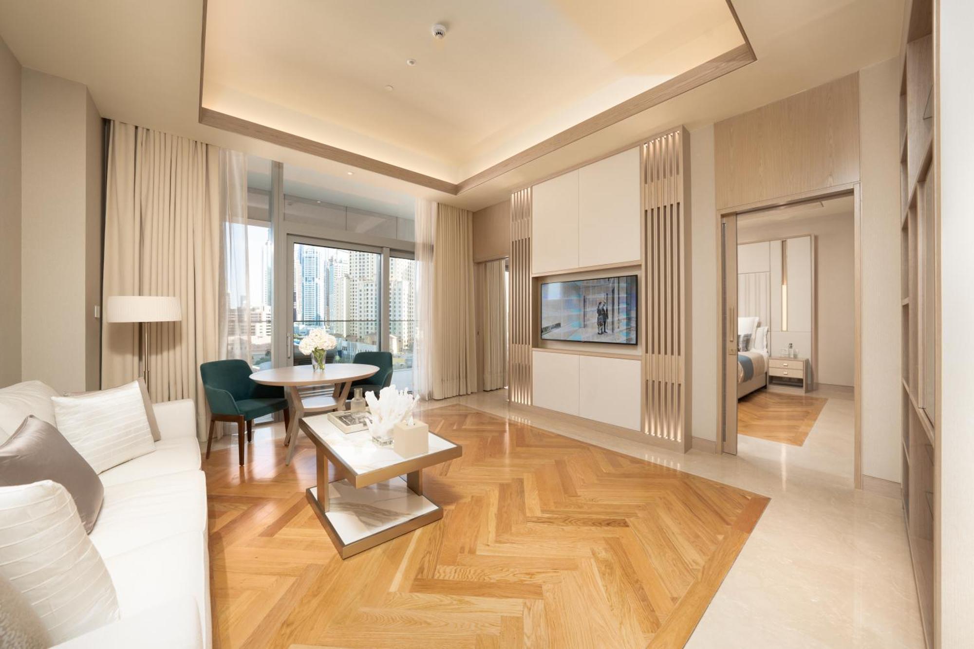 Five Luxe Hotel Dubai Bagian luar foto A suite at the hotel