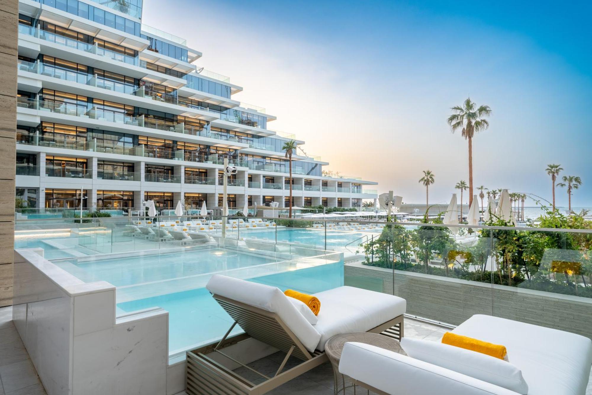 Five Luxe Hotel Dubai Bagian luar foto The West Hollywood Hotel